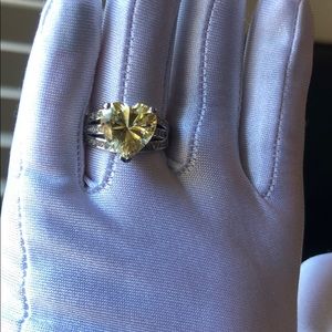 Crystal yellow heart size 7 cubic zirconia